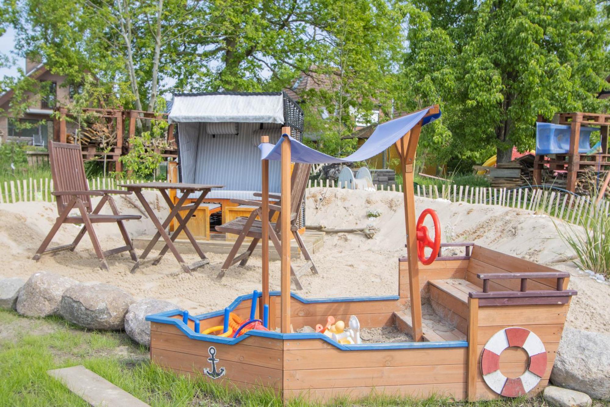 Hostel Oder Ferienwohnung 1-16 Personen Im Blauen Haus Fehmarn Exteriér fotografie